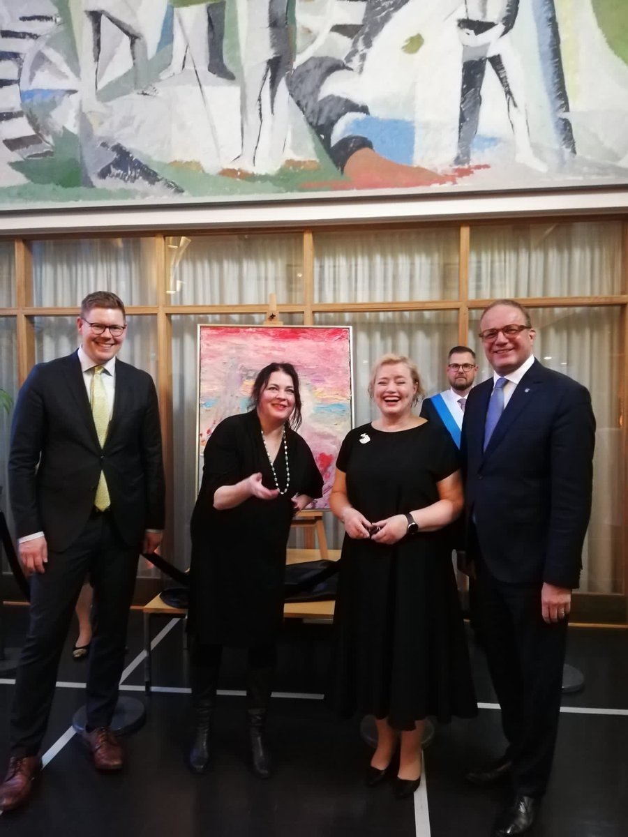 Nanna Susi on aikamme merkittäviä taiteilijoita. Olen todella iloinen, että juuri hän maalasi muotokuvani Vantaan kaupunginjohtajana. Tunnen hänen vahvat vetonsa, vauhtinsa ja värinsä omakseni❤️