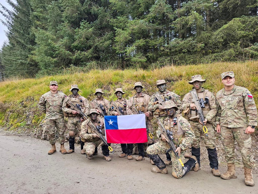 VIDE_CL_Oficial's tweet photo. Con mucho #orgullo felicitamos a nuestros #CentinelasDelNorte que consiguieron, por 1ra vez en la historia de la competencia #CambrianPatrol, la #medalladorada para #Chile en el #ExcerciseCambrianPatrol2023!
¡#Felicidades #campeones! ¡Los esperamos en #casa!
#LaTradiciónNosGuía https://t.co/sZPm2dfi7r