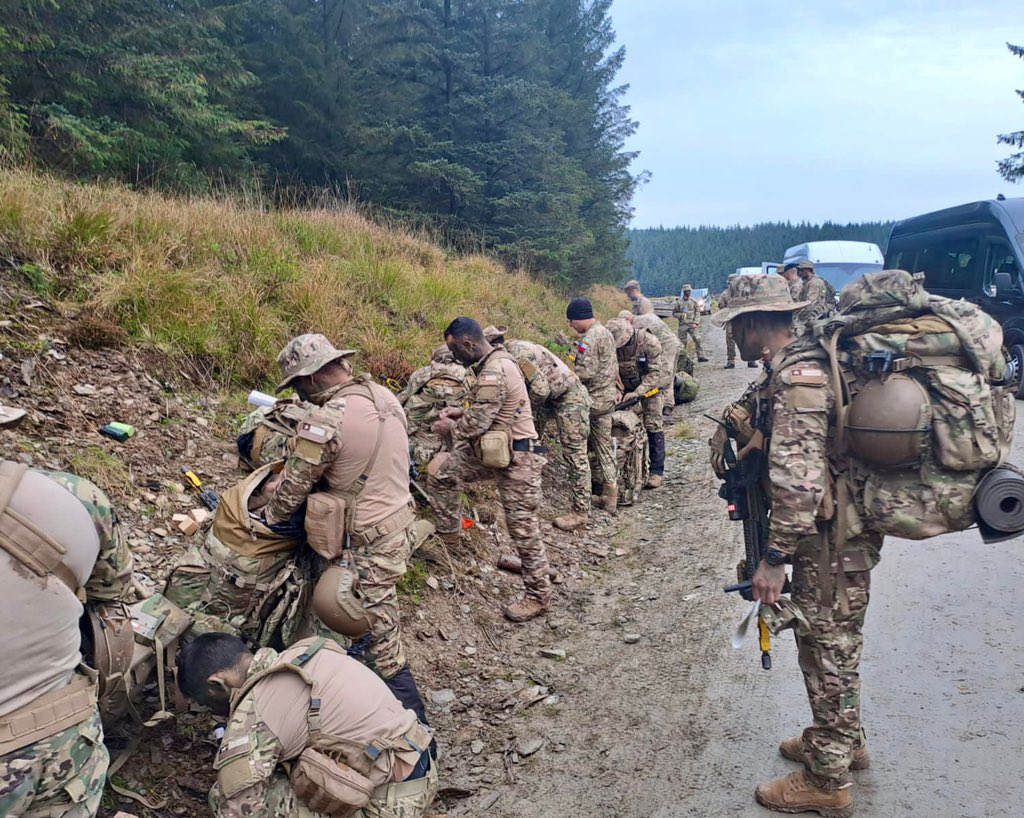 VIDE_CL_Oficial's tweet photo. Con mucho #orgullo felicitamos a nuestros #CentinelasDelNorte que consiguieron, por 1ra vez en la historia de la competencia #CambrianPatrol, la #medalladorada para #Chile en el #ExcerciseCambrianPatrol2023!
¡#Felicidades #campeones! ¡Los esperamos en #casa!
#LaTradiciónNosGuía https://t.co/sZPm2dfi7r