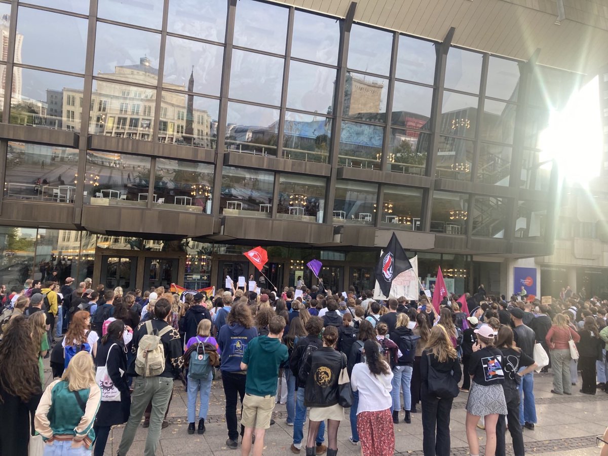 "Die ganze Uni hasst die AfD!". Wir haben heute mit einem Banner-Drop gegen das Rektorat der Uni Leipzig protestiert. Denn dieses hat mehrere Rechtsextreme der AfD zur feierlichen Immatrikulation eingeladen. 1/4