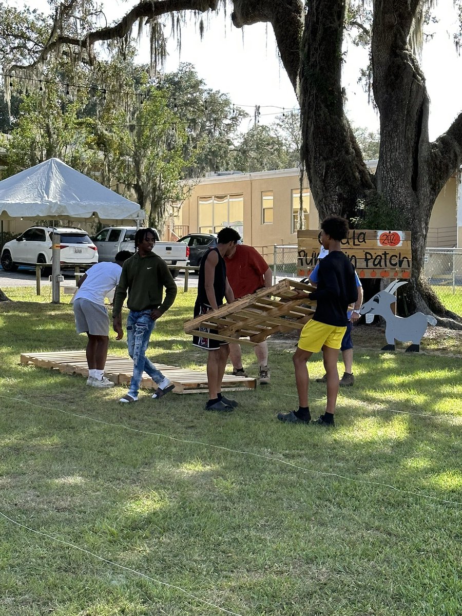 VanguardBoysBB's tweet photo. The guys had a good afternoon yesterday doing some work in the community at the First United Methodist Church. They set up for a fundraiser and the church was nice enough to feed the boys after! #knightlyfe https://t.co/LvropeMiWp