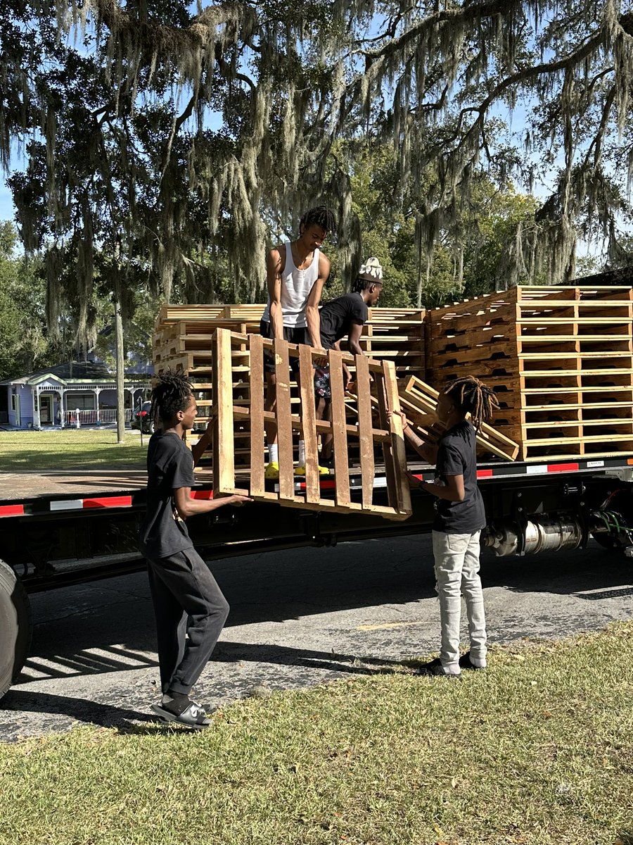 VanguardBoysBB's tweet photo. The guys had a good afternoon yesterday doing some work in the community at the First United Methodist Church. They set up for a fundraiser and the church was nice enough to feed the boys after! #knightlyfe https://t.co/LvropeMiWp