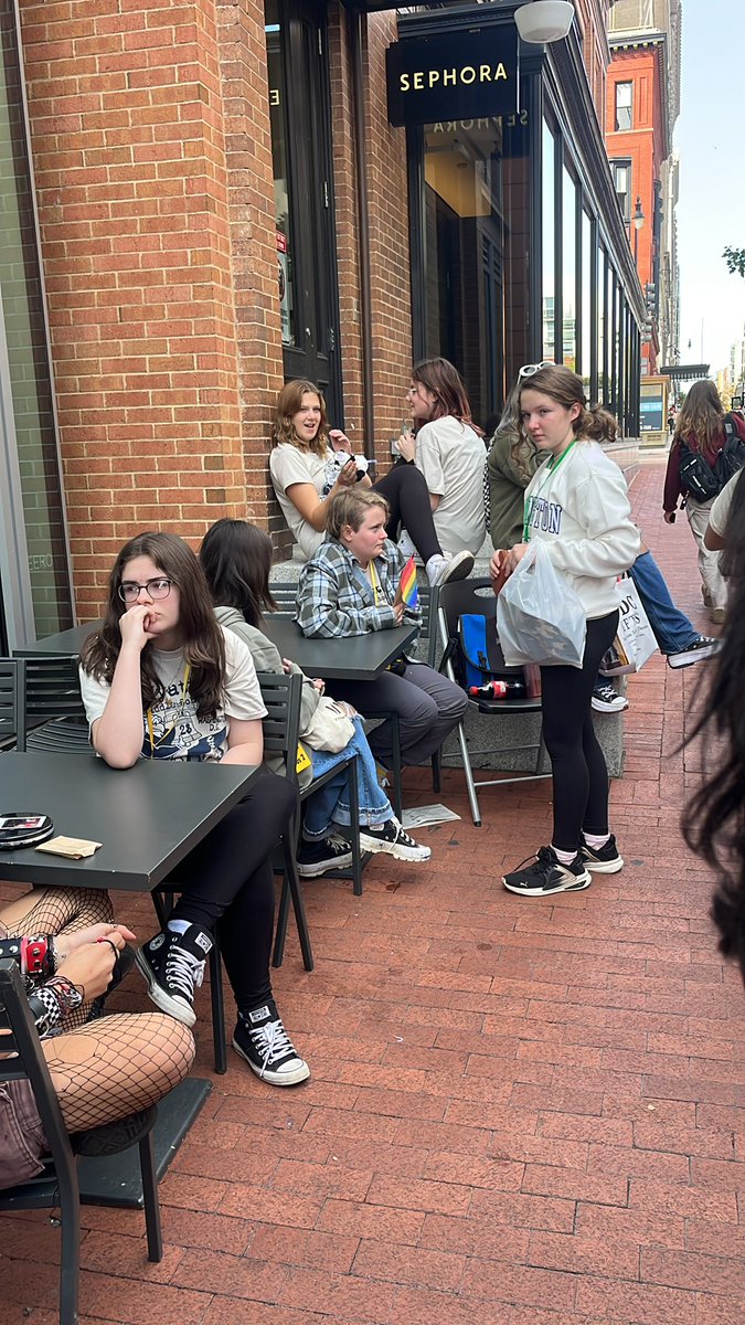 vossDCbus2's tweet photo. DC shopping! #bus2 https://t.co/YJAMp7H4ft