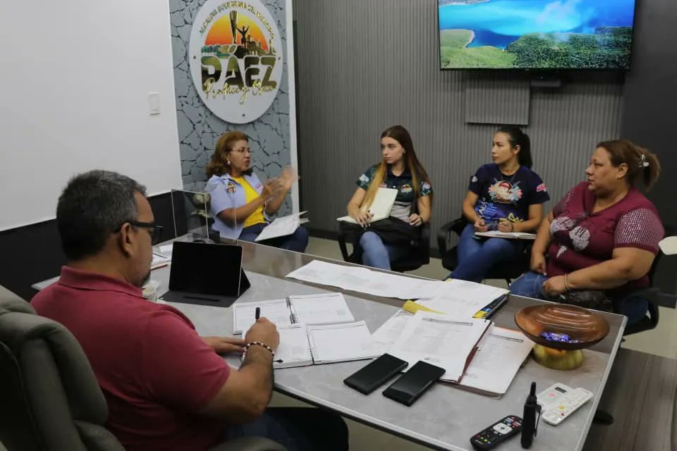 Sostuve importante reunión de trabajo con la Sindico Municipal, Dirección de Catastro, IMPU y Min Comunas, para coordinar esfuerzos que permitan impulsar espacios que favorezcan la actividad productiva y desarrollo de nuestro pueblo organizado.

<a href="/NicolasMaduro/">Nicolás Maduro</a> <a href="/PrimitivoPsuv/">Antonio Primitivo Cedeño</a>