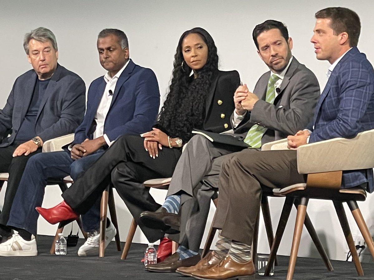 Blessed to share my thought leadership and expertise with business funders at Brokers Expo NYC during a “Make Your Mark” book signing and sales &amp; marketing panel discussion. 

Thankful for NYC &amp; a seat at the table. Do the work + trust the process. 

#personalbranding #Marketing