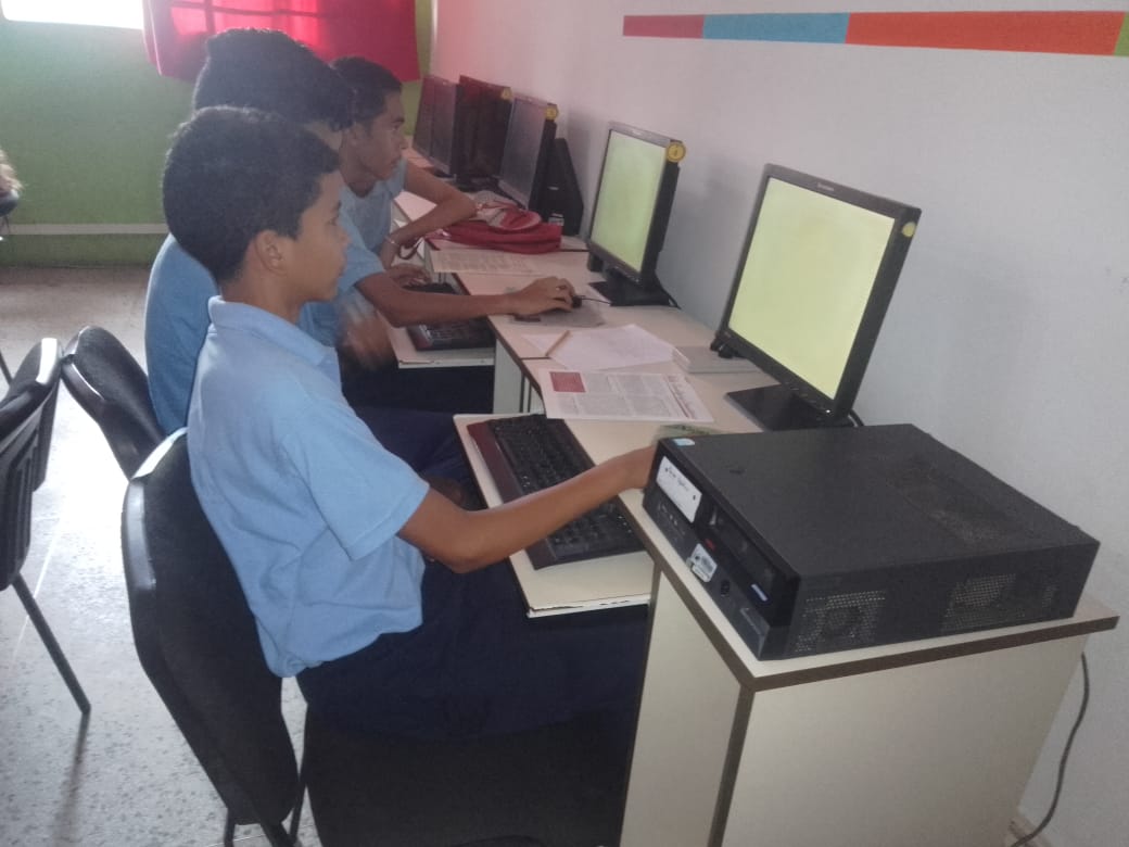#SomosFundabit Estudiantes de 2do año de la U.E Eduardo Delfín Méndez del Municipio Pedro Zaraza del Estado Guárico, realizando descargas de libros de la Colección Bicentenario de diferentes áreas de formación.