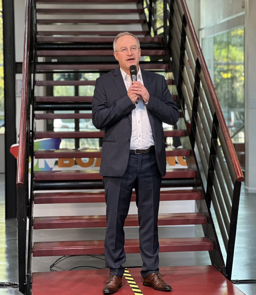 gilles_combe's tweet image. Heureux d’avoir annoncé devant tous les coll. de @Gdt le futur nom de notre filiale : Orange Store. 
Moment historique marquant une nlle étape dans notre 📈tjs davantage au service de nos clients @Orange GP &amp;amp; PRO. Merci à @fallacher et @laetitia_orsini pour leur confiance. 🟧 😃