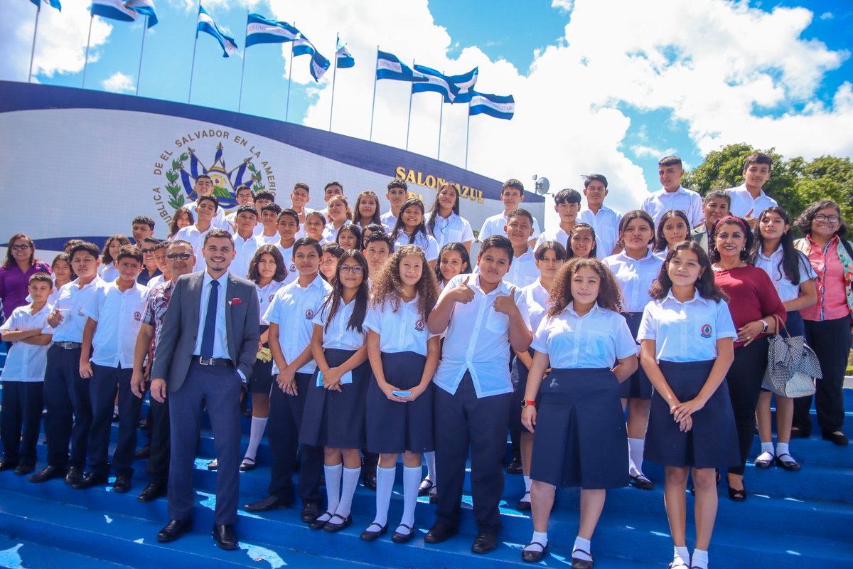 TeamMOsv's tweet photo. Nuestro diputado @MauricioOrtizES,  compartió en la #Plenaria127 con los docentes y alumnos del Centro Escolar República de Líbano del municipio de San Antonio del Monte.🤩 https://t.co/7HCVaby2Pu