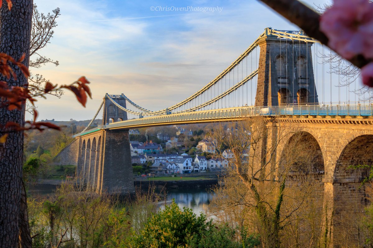 The old lady in the autumn sun 🍂📸🏴󠁧󠁢󠁷󠁬󠁳󠁿
#MenaiBridge #YnysMôn #photography #landscapephotography #Bridge #AutumnVibes #ThePhotoHour @AP_Magazine