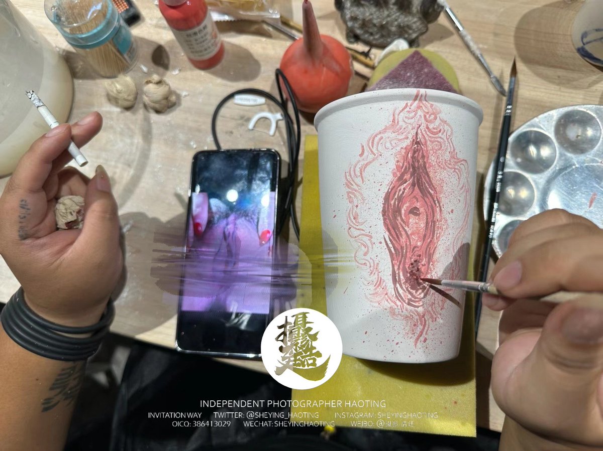 小心翼翼
完全没底
画个陶瓷画
又是好多年不拿笔的死样子
我的研导恩师
我对不起你
明天继续画🤣…

@Fengsiyuan 
@WANIMAL912 
@sanyue520 https://t.co/QIP4FPagQh