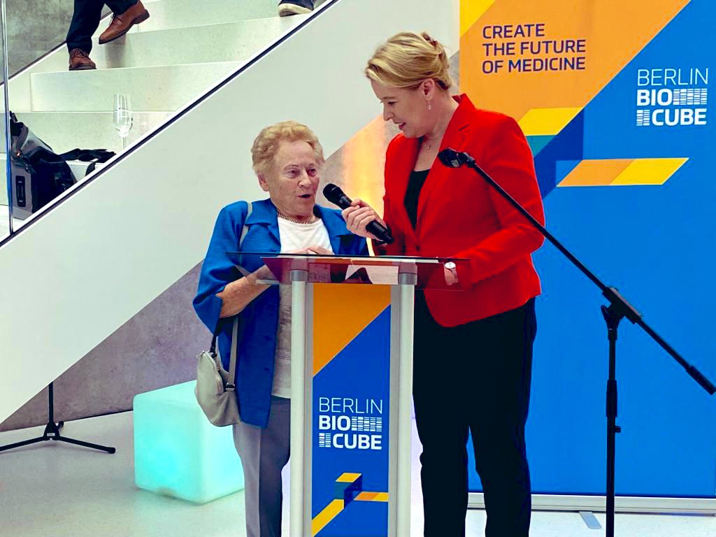 SenWiEnBe's tweet photo. Unser #Zukunftsort @campusbuch wächst! Heute hat das neue Gründungszentrum #BerlinBioCube die Türen für LifeScience & Biotech #Startups geöffnet. Gefördert mit ~50 Mio €. „Gut angelegtes Geld für Innovation, Wirtschaftskraft und für ganz Berlin“, sagt Senatorin @FranziskaGiffey. https://t.co/RxEWrBl8QE