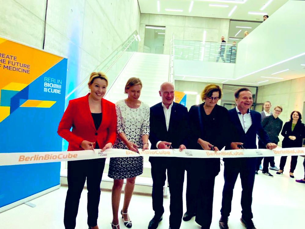 SenWiEnBe's tweet photo. Unser #Zukunftsort @campusbuch wächst! Heute hat das neue Gründungszentrum #BerlinBioCube die Türen für LifeScience & Biotech #Startups geöffnet. Gefördert mit ~50 Mio €. „Gut angelegtes Geld für Innovation, Wirtschaftskraft und für ganz Berlin“, sagt Senatorin @FranziskaGiffey. https://t.co/RxEWrBl8QE