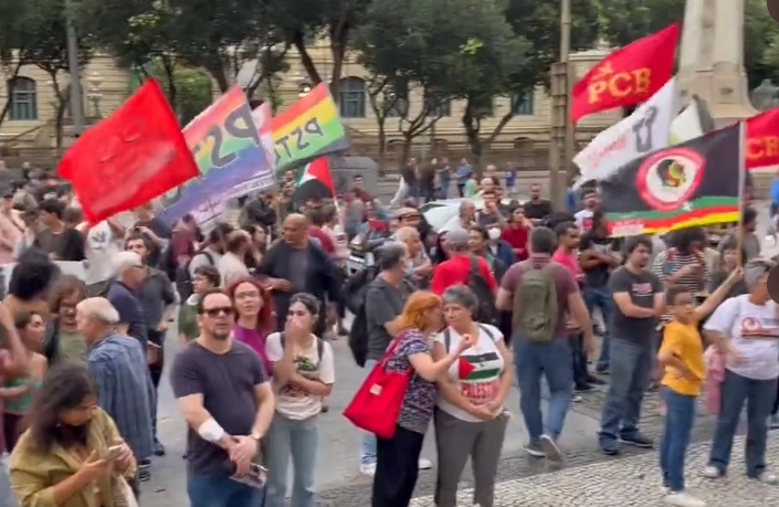 o_colecionador's tweet photo. Como classificar pessoas que vão com bandeiras LGBT em ato de apoio a um grupo terrorista islâmico? 🤔

Deixe sua opinião. https://t.co/4THNubaEMt
