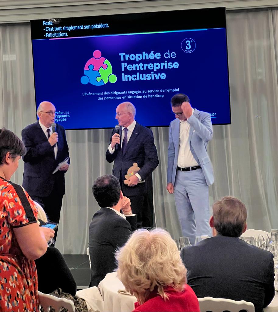 <a href="/onepoint/">Onepoint</a> remet au <a href="/GroupeLaPoste/">La Poste Groupe</a> le #TrophéeEntrepriseInclusive pour son initiative « Groupe de postiers testeurs ». 

700 postiers en situation de #handicap deviennent des « testeurs » pour améliorer l'accessibilité des services.

Une belle démarche d'#inclusion !