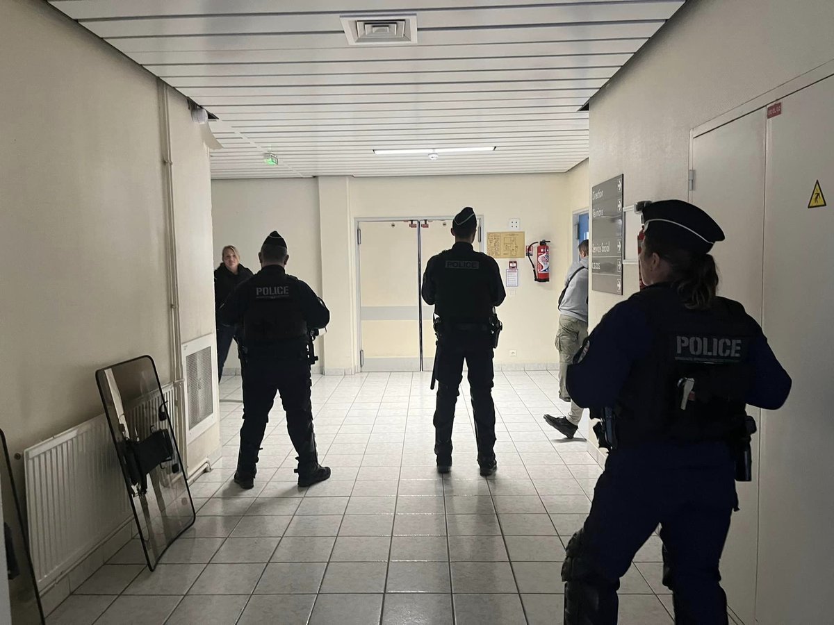 AnonymeCitoyen's tweet photo. Une soixante de policiers ont été déployés à l'intérieur et l'extérieur du CHRU de Brest en marge d'une réunion sur la situation des urgences de Carhaix, alors que la colère de la population monte depuis un mois face à la fermeture des urgences la nuit. https://t.co/42bsu2S6Qv