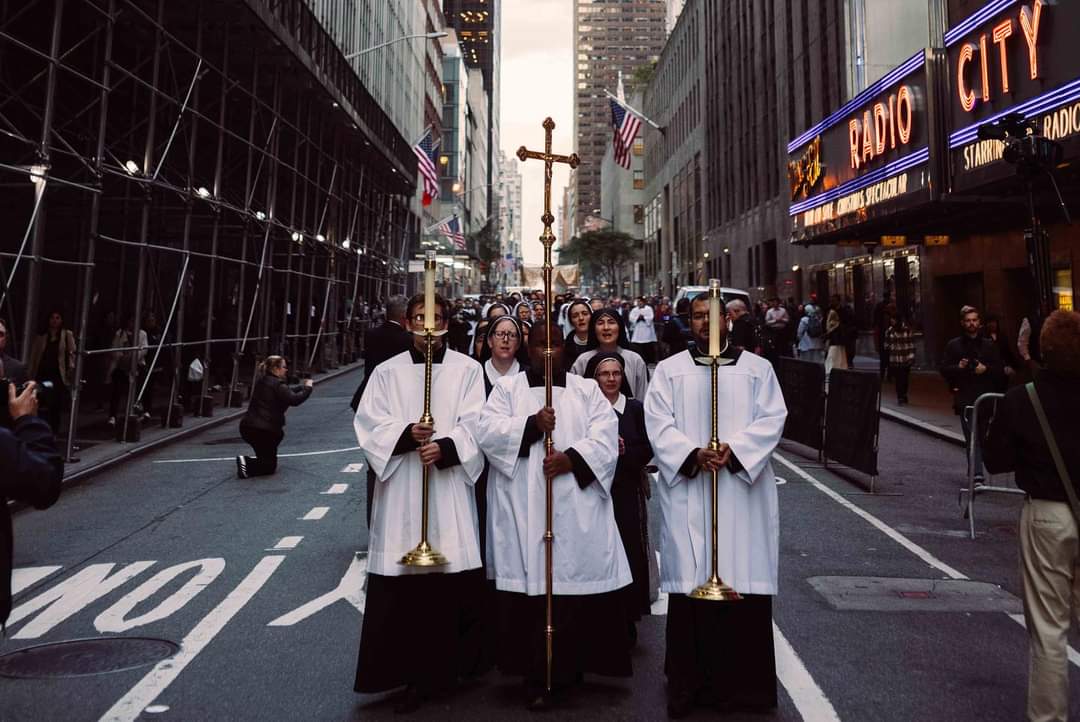 CatholicArena's tweet image. NEW YORK 

Fr. Mike Schmitz led thousands in a Eucharistic Procession towards Saint Patrick's Cathedral