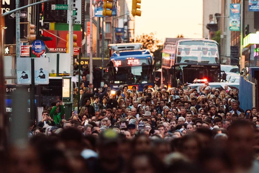 CatholicArena's tweet image. NEW YORK 

Fr. Mike Schmitz led thousands in a Eucharistic Procession towards Saint Patrick's Cathedral
