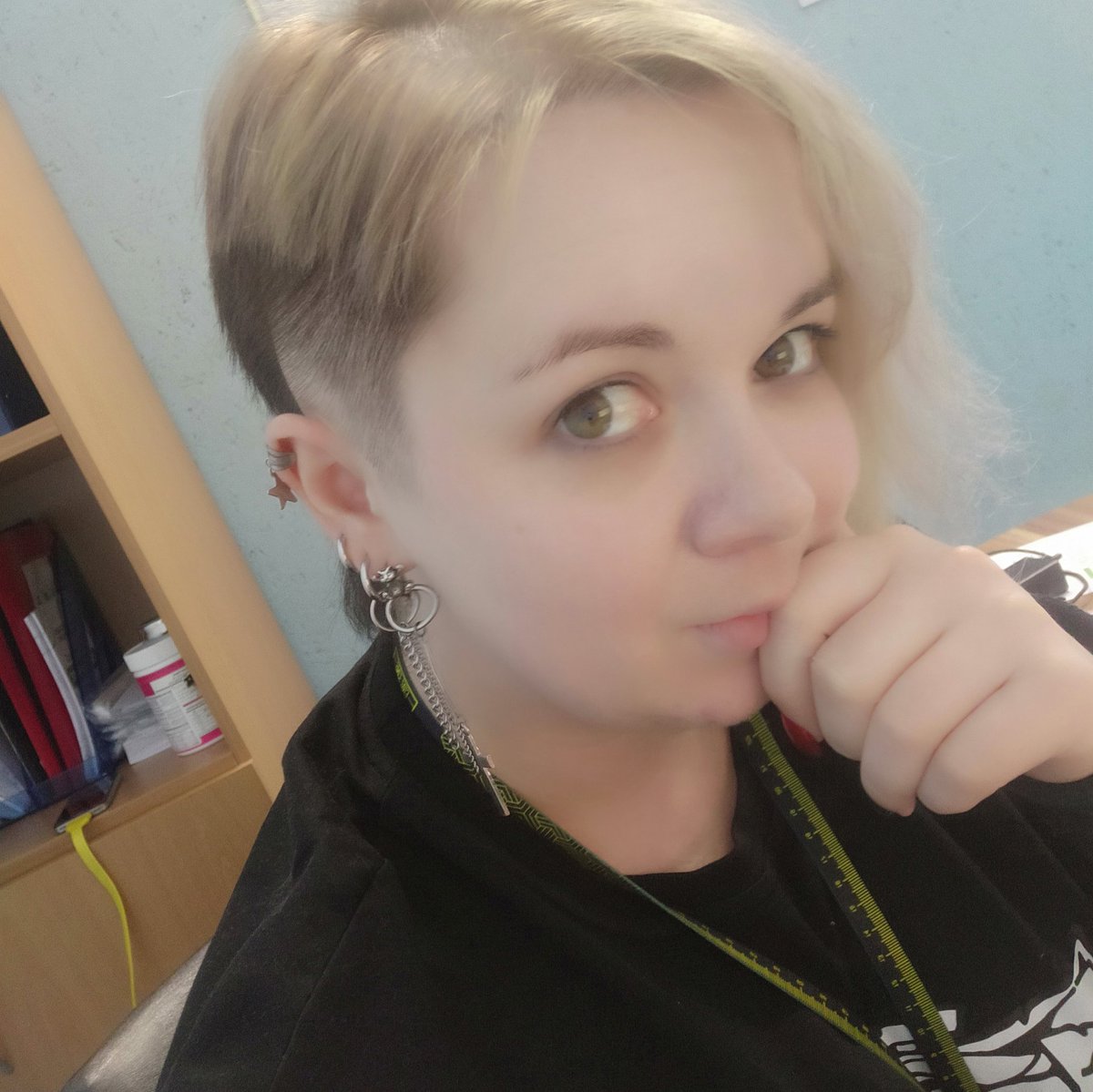 Я как бы этим говорю, что я ещё тут... Наблюдаю за вами всеми, на кого уведы стоят... Хоть и не захожу сюда толком
#НоваяАватарка