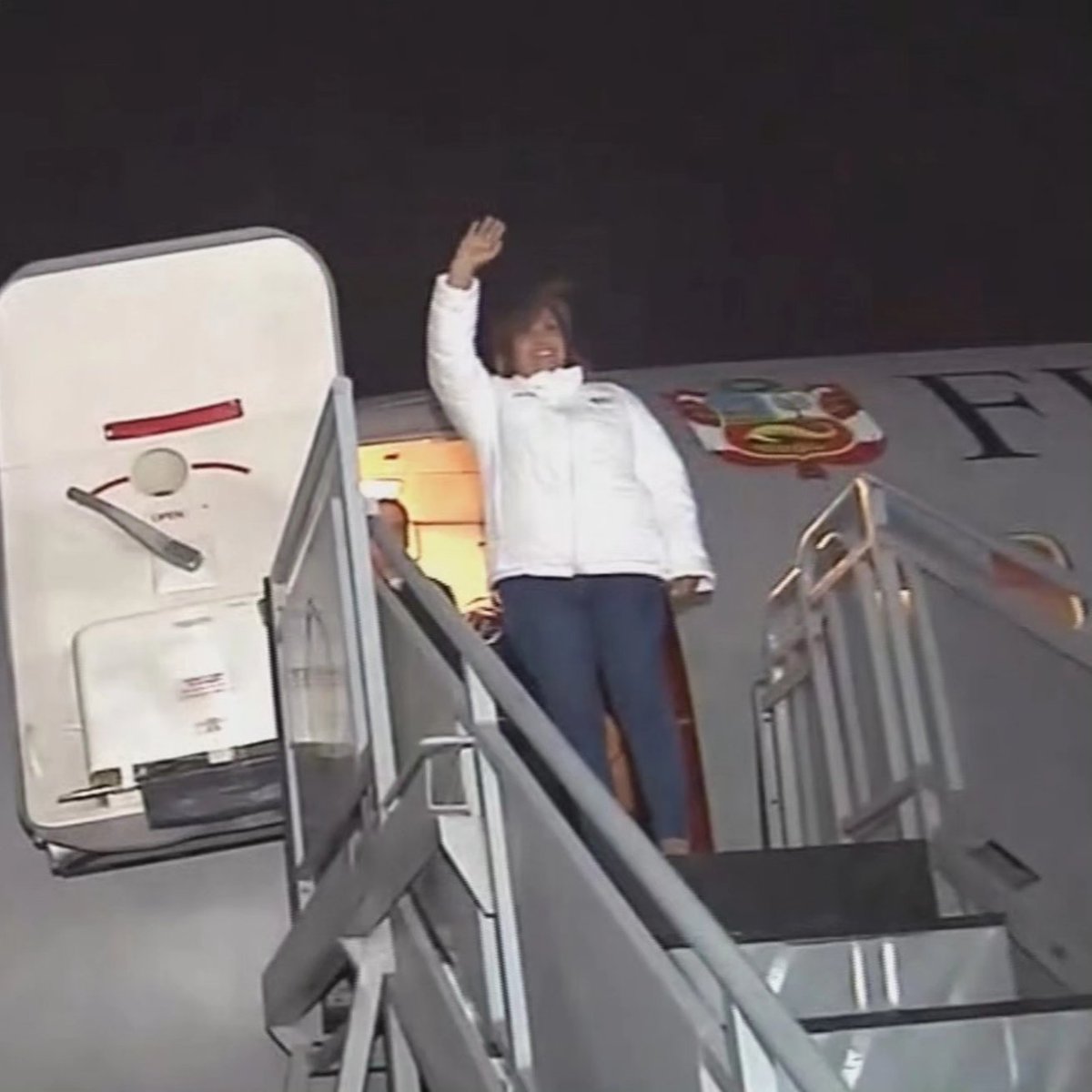 CCBNoticias_'s tweet photo. Mientras Dina Boluarte se lleva un avión de la Fuerza Aérea a su gira por Europa, Chile envía un avión para repatriar a sus ciudadanos varados en Israel. 
Las prioridades del estado peruano, pasan por los intereses particulares de Boluarte.
#CuscoEnPortada https://t.co/a35i0x673c