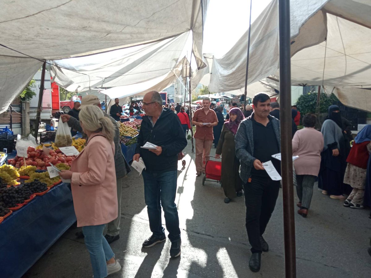 YesilsolUmr's tweet photo. "Özgürlük için yeniden" şiarımızla Ihlamurkuyu mahalle pazarında 15 Ekim Pazar günü Ankara'da yapacağımız 4. Büyük Kongremizin bildirilerini dağıtarak halklarımızı kongremize davet ettik. 
#ÖzgülükİçinYeniden https://t.co/e5G5gbGTkV