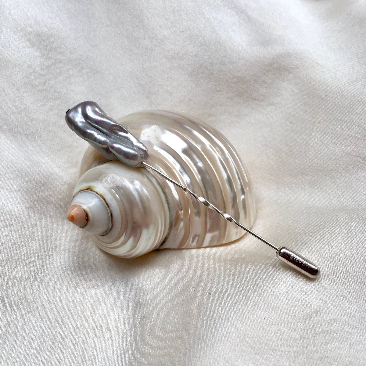 wackyjackyful's tweet image. It’s the season for scarves, so make sure yours stays in place with this stunning baroque pearl scarf pin. Available in my #etsy shop today.

naimapearls.etsy.com/listing/158575…

#pearlpin #unusualgifts #styleinspiration