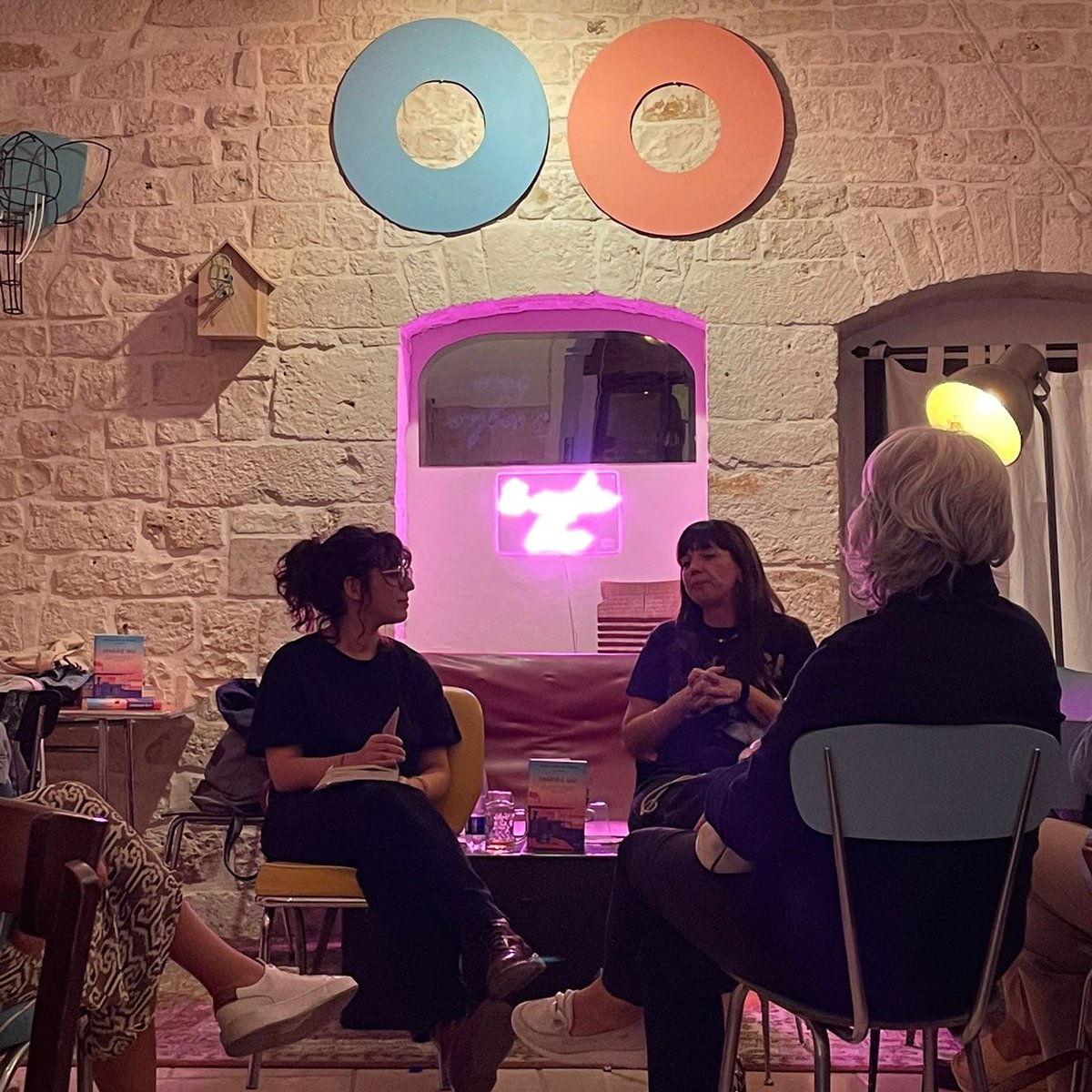 Siamo abituati a viaggiare grazie ai libri che presentiamo, ma il viaggio che abbiamo fatto con @MartaCicMic e Claudia Castellana da Coopera esattamente una settimana fa è stato veramente meraviglioso!
📖
E voi lo avete già letto "Sparire qui" - <a href="/RizzoliLibri/">Rizzoli Libri</a>?

#Book #oo