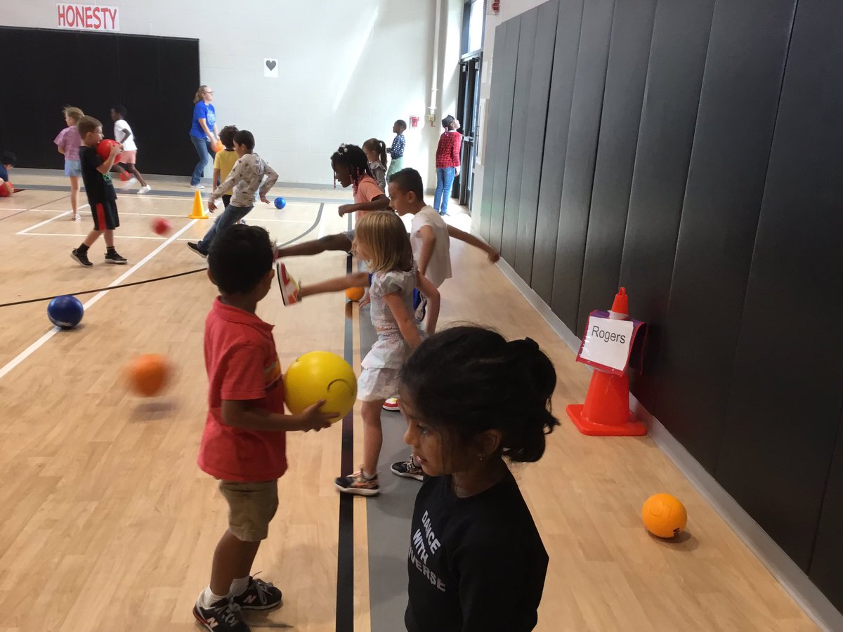 WWEPhysEd's tweet photo. Kinder-1st has started a new unit and been working hard to develop and refine their ability at kicking a stationary ball. #MelissaSchools @WWECardinals https://t.co/c1coHPVNHs