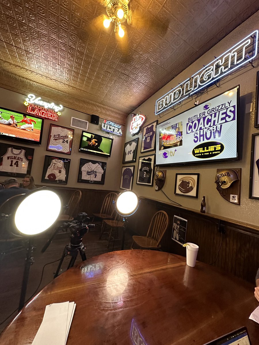 Don't miss the Butler Coaches Show tonight at 8 from Willie's in El Dorado!

Watch: ButlerGrizzlies.com/watchlive or BCTV+ app

Guests:
- <a href="/CoachBVignery/">Brice Vignery</a> 
- <a href="/bohanan25/">Morgan Bohanan</a> 
- FB/MBB radio play-by-play Dennis Higgins.

#RoarGrizz🐻