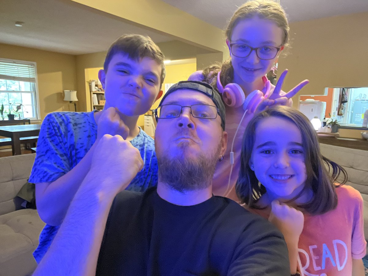 GKnuckles187's tweet photo. Holy crap we are streaming! The Knucks horde is ready for some W’s! https://t.co/NEI9gsuLCf https://t.co/iWT03eP97T