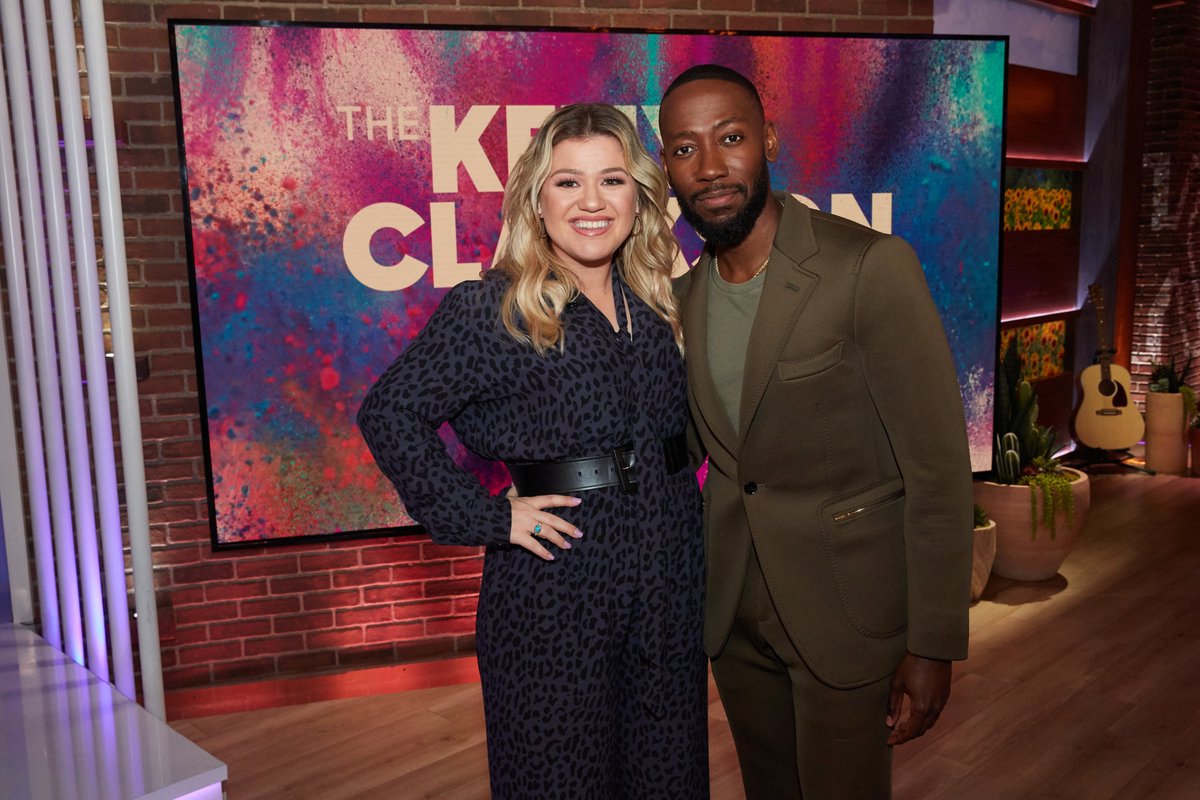 KellyClarksonTV's tweet photo. TODAY! Selena Gomez, Keith Morrison, Josh Mankiewicz, and Lamorne Morris join Kelly on the couch as #FlashbackFall continues. https://t.co/fxiWW51TUg