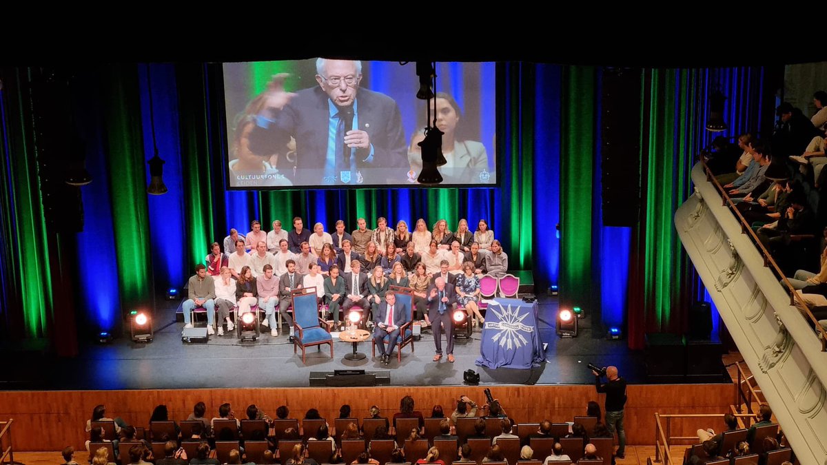 Bernie was in Leiden!!🤩 Met dank aan <a href="/BotUitgevers/">Bot Uitgevers</a> <a href="/minerva/">L.S.V. Minerva</a> <a href="/SGZLEIDEN/">SGZLeiden</a>  <a href="/LetterlijkNU/">Letterlijk Leiden</a> en #poweredbycfl! Vanavond bij Arjen Lubach!