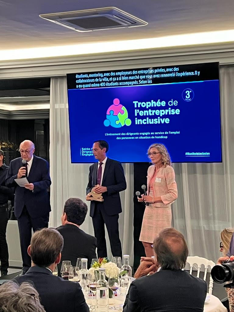 <a href="/GroupeLaPoste/">La Poste Groupe</a> <a href="/EYFrance/">EY France</a> remet à <a href="/Villedesuresnes/">Ville de Suresnes</a> le Coup de cœur du jury #TrophéeEntrepriseInclusive pour l'initiative visant à soutenir les étudiants en situation de handicap dans leur réussite universitaire et professionnelle, grâce à des parrainages d'entreprise.