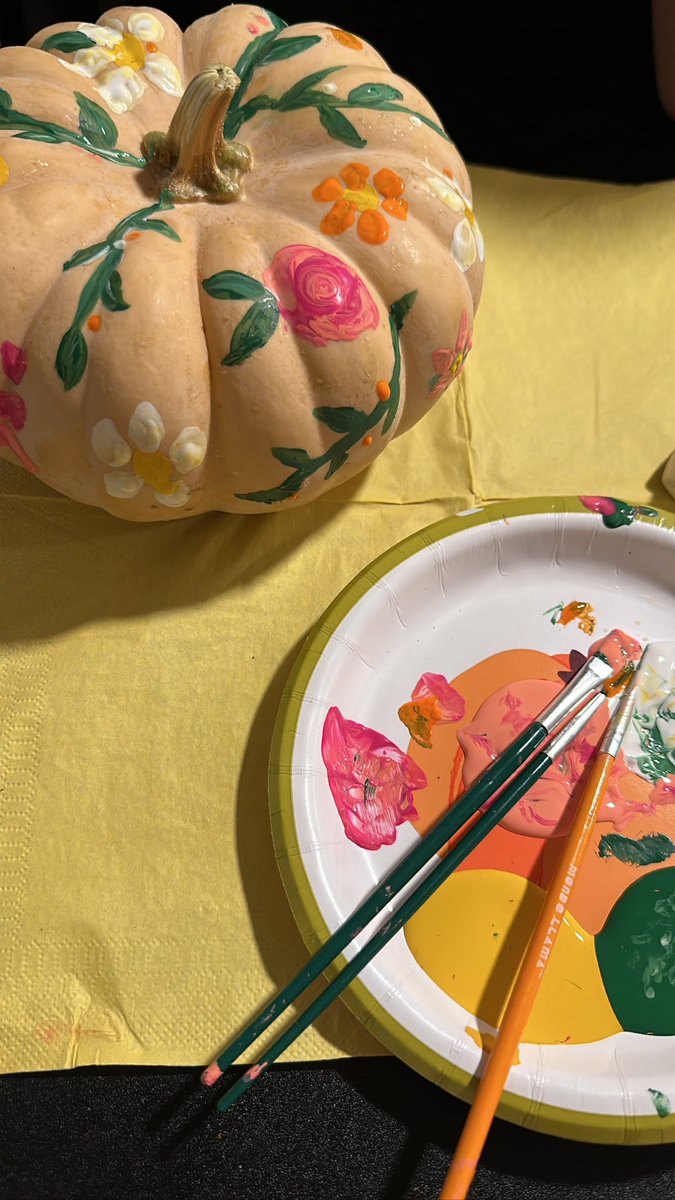 _Saryyy's tweet photo. fall pumpkin painting night 🍂🩷🎨🍩 https://t.co/tRuaSfBuxj