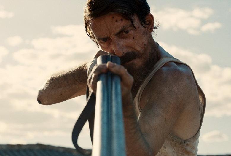 LA ESPERA⭐⭐⭐✨
#Sitges2023 
Western con toques noir que se infecta poco a poco de folk horror, es una de esas pelis que se cocinan al fuego lento del sol andaluz y la tierra seca, pero que recompensa con un final soberbio, de los mejores del festival. La Caza meets Wicker Man.