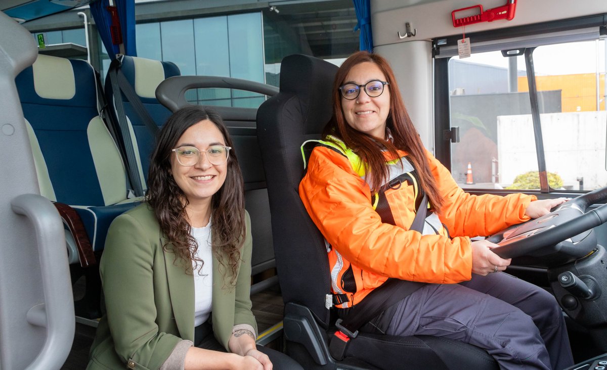 Hoy tuve la oportunidad de estar en el lanzamiento del 1° bus de hidrógeno de Chile, el que además de constituir un avance en el desarrollo de la industria de H2V y la descarbonización de la economía, será conducido por una mujer, Ana Díaz, de Buses Huelpén 😎.