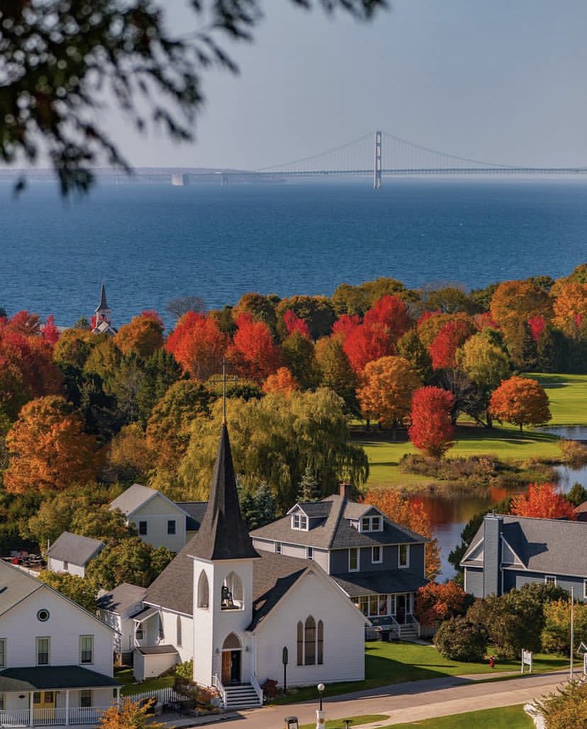 MustangLounge's tweet image. Fall 🍂❤️🍁 Mackinac Island
📸 greendrinks - IG