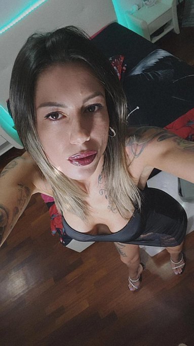 Prontissima per la diretta su 🔞https://t.co/Un1k7wQtwC🔞 ore 23.00 vi aspetto numerosissimi 🌶 💦 💣 💋 https://t