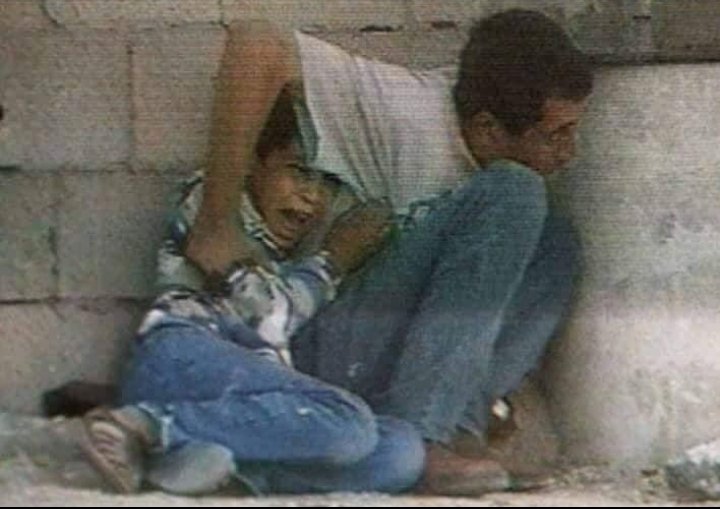 كلمتين محشورين في زوري نفسي اقولهم من 3 ايام.
ايام دراستي في الابتدائي ظهر صورة طفل مات على رجلين ابوه اسمه محمد الدرة كنت وقتها انا و اولاد جيلي لسا بنعرف يعني اي فلسطين🇵🇸 ويعني اي مقاومة ويعني اي ما يُسمى إسرائيل، كنا فاكرين او انا كنت مفكر ان علاقة وجود اسم إسرائيل في عقلي