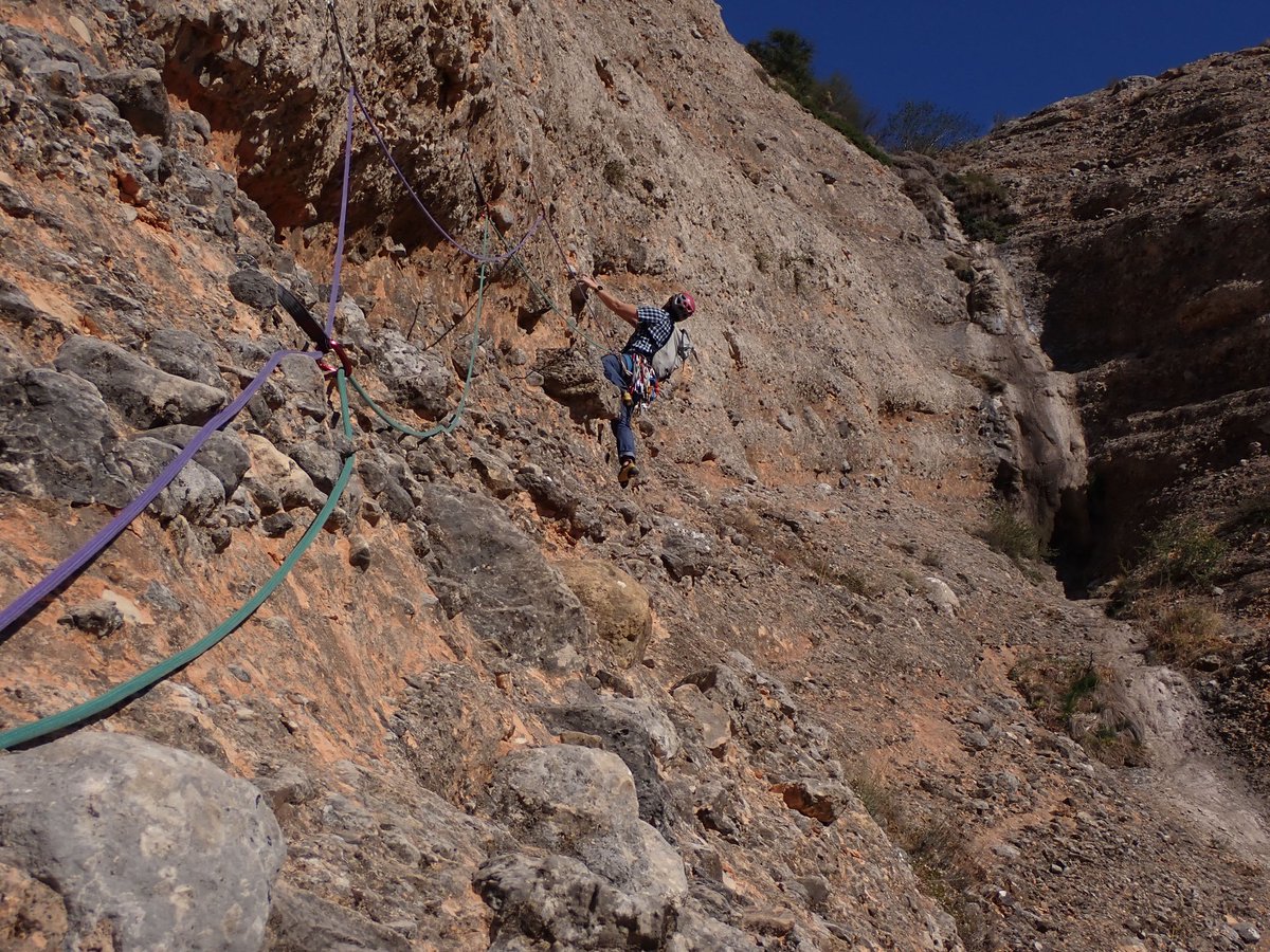 JAVIERELENAGAR1's tweet photo. Fanatismo old style en los Mallos de Silanes 🦍
#CamposdeCastilla #MontesObarenes #Silanes #MalloCastrati #Climbers https://t.co/TnwQ9NdbnK
