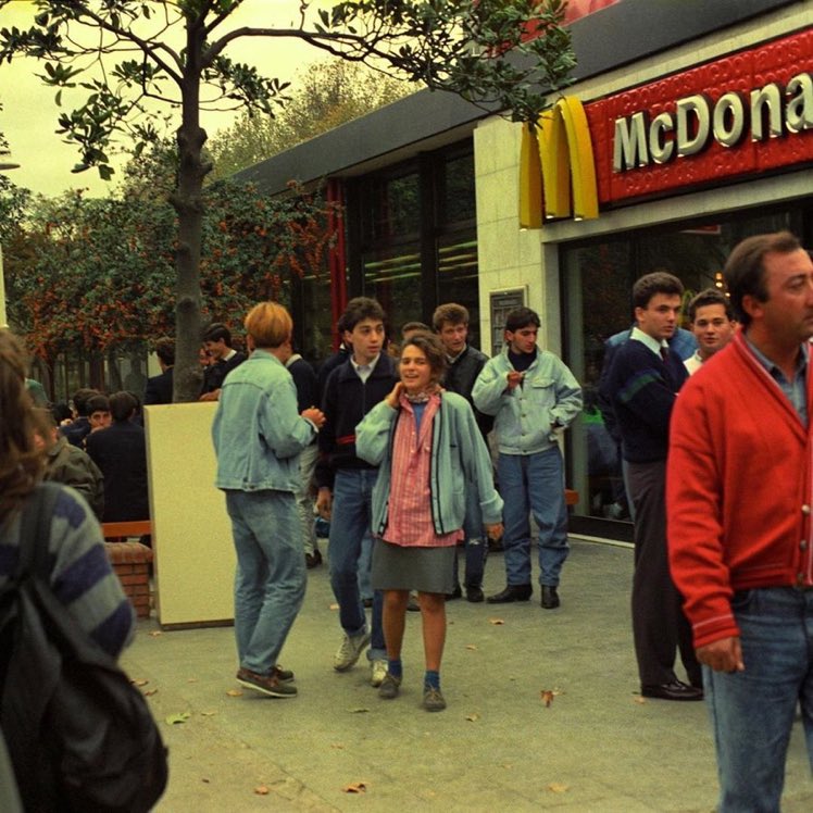 McDonald's önünde hamburger sırası bekleyen gençler, Taksim, İstanbul (1990’lar).