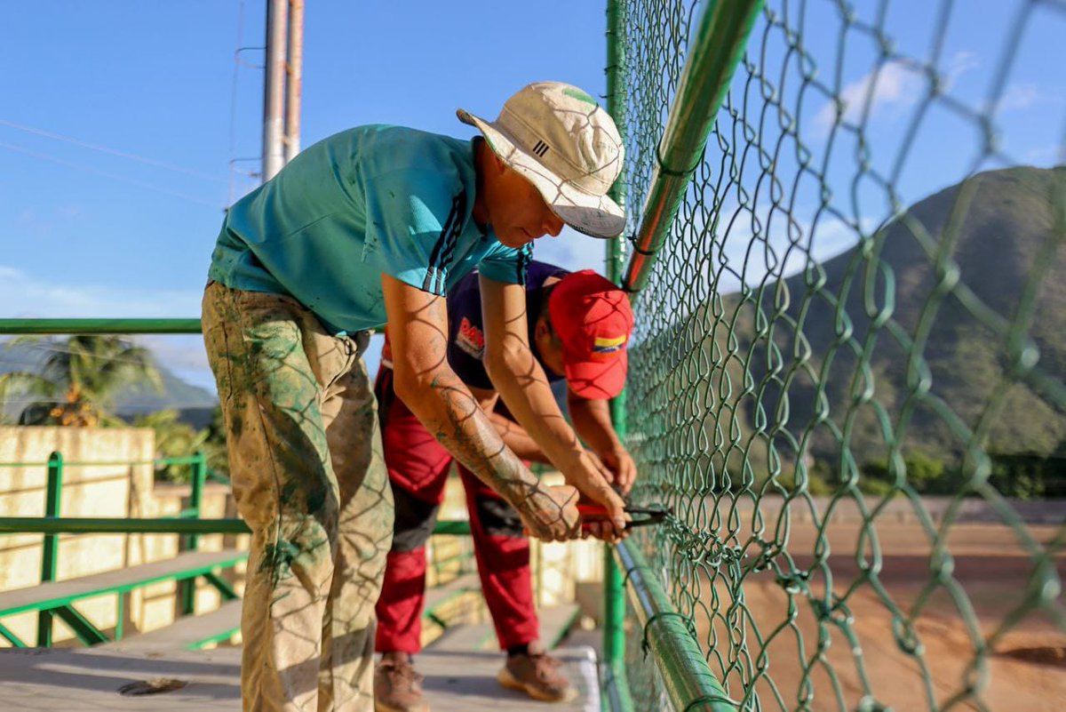 DavidCPsuv's tweet photo. Inspeccionamos los trabajos de rehabilitación que  estamos ejecutando en el estadio de La Rinconada, los cuales avanzan a buen ritmo. Pronto estaremos entregando esta obra a la comunidad 
¡Juntos lo estamos logrando!

#JuventudPatriótica 
@NicolasMaduro 
@PartidoPSUV https://t.co/us5qnfXeoq