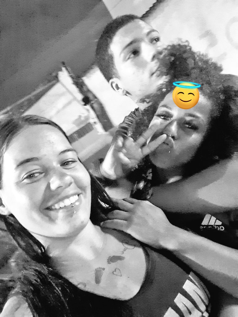 karolMelo03's tweet photo. É irmão te avisei tanto, conversei tanto, agr oque vai me restar é saudades de você com nós perturbando, eu te defendendo dela te batendo, vc me chamando d irmã e dos seus abraços, irmã vai te amar pra sempre fica com Deus 😭😔 https://t.co/TKxvcRVmCL