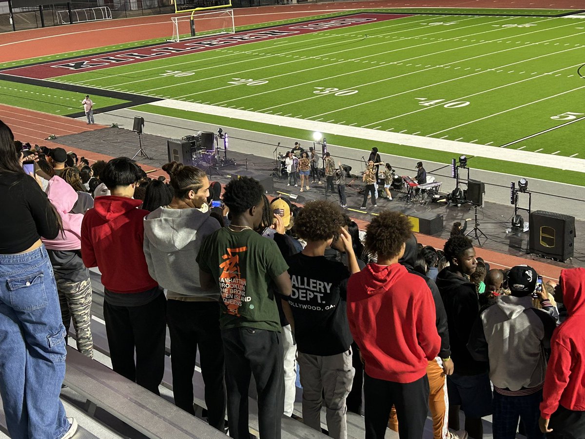 MarkHum7's tweet photo. Proud of @HHKnights_FB representing us at Fields of Faith. Super proud of @DPlakeQB9 @Jerem1ahDown1 &amp; Coach K. Wilson @HHHS_Trainers sharing their testimonies tonight. 🙏 #FCA23 

@KilleenISD_ @AthleticsKISD @HHKnights_FB @HhhsKnights https://t.co/s4BK3ou4Uw