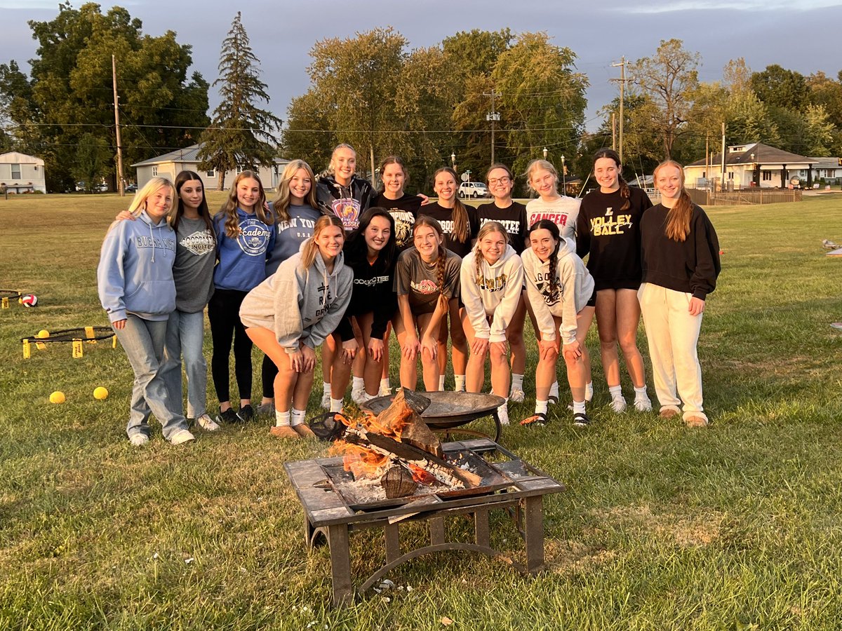 LoogooteeVball's tweet image. Rhyme Without Reason Practice!! 

Thank you to Melissa Hedrick for organizing, Lark family for supplying food, as well as our parents for sides, games, &amp;amp; fire pits for Tailgate after practice!! #SectionalWeek