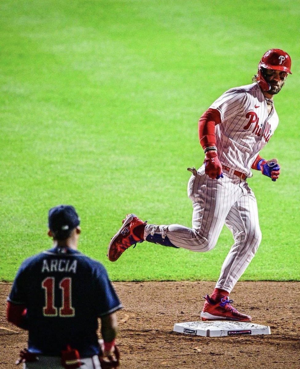 the more i look at this, the sadder it looks for harper. staring down probably the nicest, happiest, most beloved teammate on the braves who can’t even speak english to defend himself, all because some playful banter after a thrilling win got leaked. harpers a fake tough guy fr😂