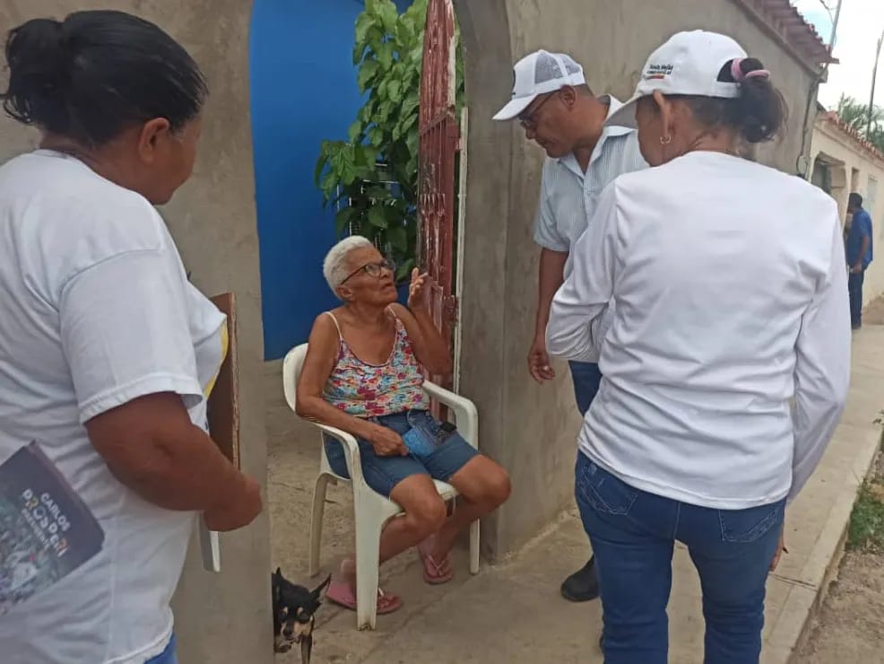 ADOrg_torres's tweet photo. Finalizamos la extensa jornada de hoy #11Oct  con recorrido en el Sector Santo Domingo, acompañados de nuestra dirigente Ligia Fernández. 

@ADemocratica reafirma su compromiso con la democracia este #22Oct

En primarias vamos con @prospericarlos https://t.co/VoYTirLzxx