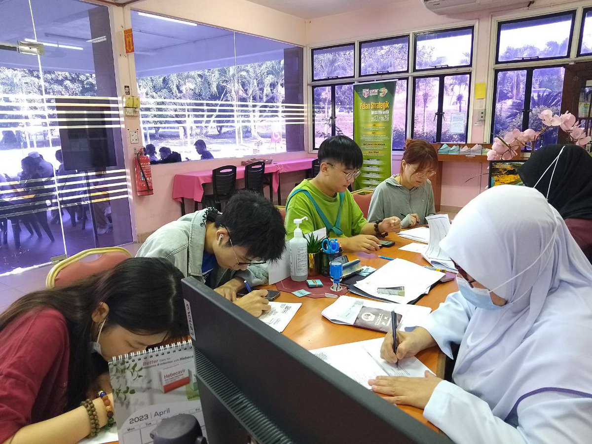 pkuupm's tweet photo. Assalammualaikum wbt &amp; Salam Sejahtera.
Warga Pusat Kesihatan Universiti mengucapkan selamat datang kepada semua pelajar baharu prasiswazah dan pasca siswazah bagi sesi 2023/2024.
Bermula 2 Oktober 2023, PKU melaksanakan pemeriksaan kesihatan kepada pelajar antarabangsa bagi https://t.co/YJ9cJFdP8a
