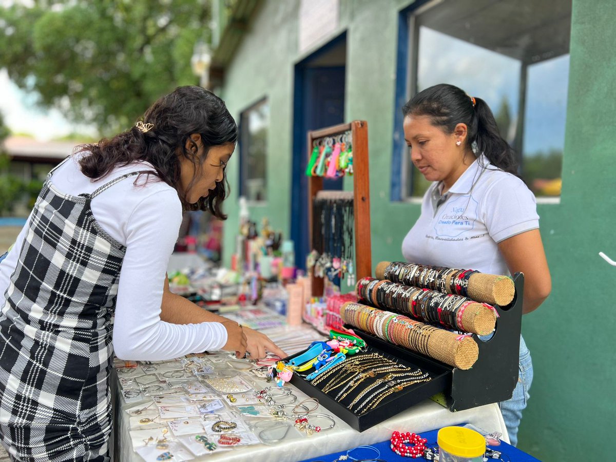 ct_hugochavez's tweet photo. 𝗖𝘂𝗹𝘁𝘂𝗿𝗮𝗹🎭🗿🍯

🤩En conmemoración al Día de la Resistencia Indígena, Negra y Popular, la comunidad educativa, realizó la Feria de Emprendimiento, con la exposición de diferentes platillos, bebidas y utensilios que usaban nuestros indígenas.🍛

#SoyTecNicaragua🇳🇮 https://t.co/vmJFQjT1m0