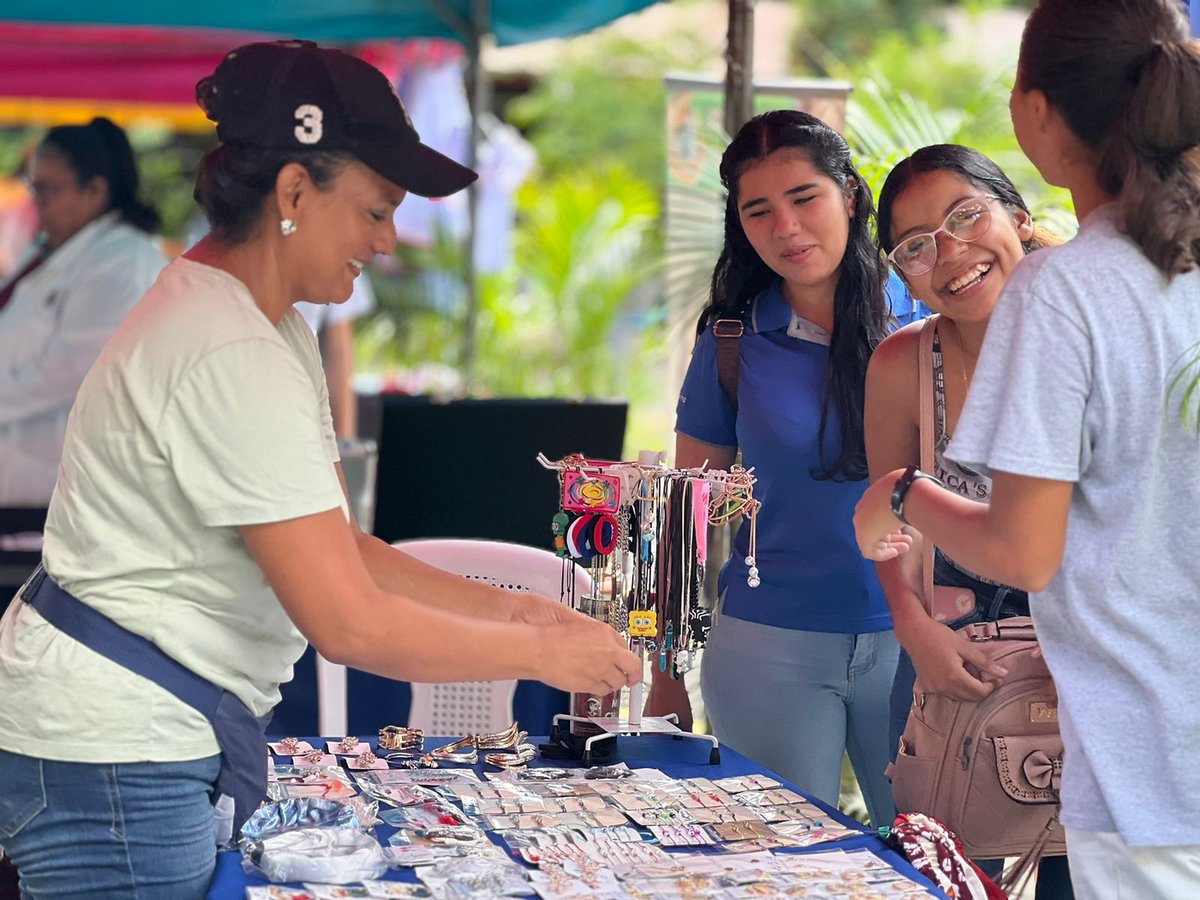 𝗖𝘂𝗹𝘁𝘂𝗿𝗮𝗹🎭🗿🍯

🤩En conmemoración al Día de la Resistencia Indígena, Negra y Popular, la comunidad educativa, realizó la Feria de Emprendimiento, con la exposición de diferentes platillos, bebidas y utensilios que usaban nuestros indígenas.🍛

#SoyTecNicaragua🇳🇮