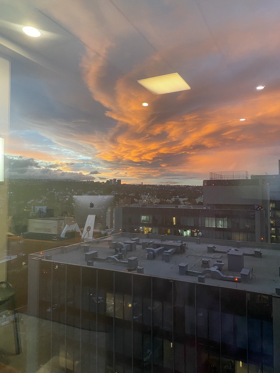 nailaa_gue's tweet photo. ¿Qué tal el cielo de hoy? #cielorojo #cielo #hoy #CDMX #CdmxMiAmor https://t.co/GHDOySrPIc
